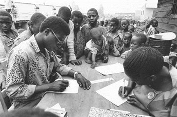 Rejestracja rwandyjskich sierot w obozie uchodcw w Demokratycznej Republice Konga