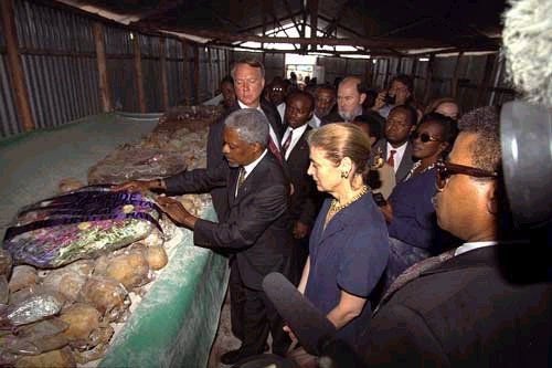 Sekretarz Generalny ONZ Kofi Annan wraz z on skadaj wieniec  w miejscu ludobjstwa w Mwurire, Rwanda