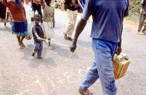 Uchodcy w drodze powrotnej do Rwandy - region Ngara, Tanzania, grudzie 1996 r.