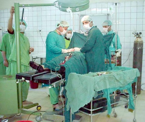 болгария. вырезанная у женщина опухоль на яичниках оказалось весом более 15 кг