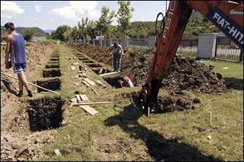 Przygotowania grobw dla ofiar masakry w Srebrenicy