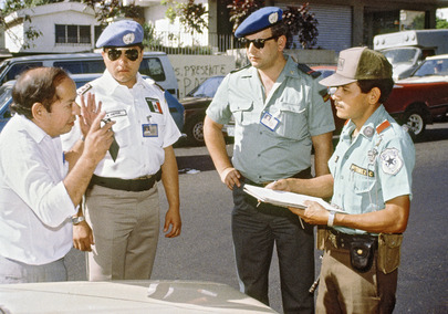 ONUSAL - policjanci misji ONUSAL obserwują pracę salwadorskiego oficera policji