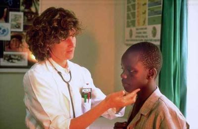 Lekarka z Hiszpanii, wolontariuszka ONZ, badajca chopca z Rwandy
