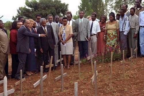 Sekretarz Generalny ONZ Kofi Annan z żoną na grobach ofiar ludobójstwa w Kigali
