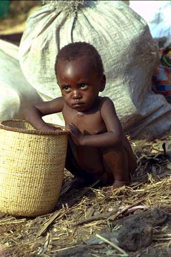 Dziecko w obozie Ruhengeri w Rwandzie