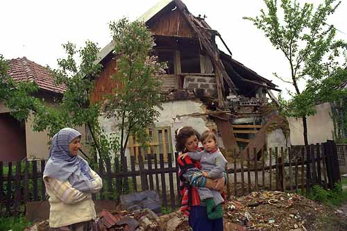 Mieszkańcy zniszczonej enklawy muzułmańskiej Stari Vitez, Bośnia i Hercegowina