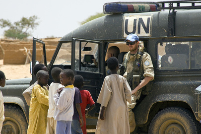 MINURCAT - uczestnik MINURCAT z sudańskimi dziećmi z obozu dla uchodźców Our Cassoni w Bahai.