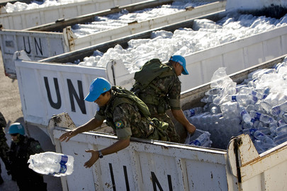 Personel MINUSTAH dystrybuuje wodę i żywność na Haiti, 22 stycznia 2010 r.