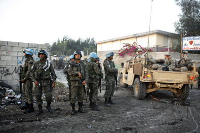 Batalion NZ oraz żołnierze Armii Amerykańskiej dystrybuują żywność i wodę w mieście Cite Soleil na Haiti, 24 stycznia 2010 r.