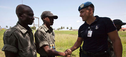 Oficer ONZ podczas szkolenia lokalnej policji, Liberia