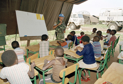 ONUMOZ - portugalski uczestnik misji pokojowej prowadzi lekcje dla dzieci