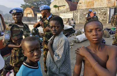 UNAMSIL – członkowie nigeryjskiego kontyngentu UNAMSIL i osierocone, bezdomne dzieci, które mieszkają w porcie w Lungi