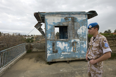 Żołnierz ONZ patrolujący strefę buforową na Cyprze, 2 lutego 2012 r.