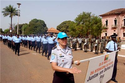 Obchody Światowego Dnia Kobiet. Przemarsz policji ONZ z lokalnymi siłami bezpieczeństwa. Gwinea Bissau, 2010 rok.