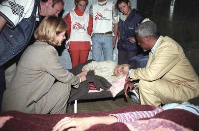 Sekretarz Generalny ONZ Kofi Annan wraz z żoną Nane Annan wizytują obóz dla albańskich uchodźców z Kosowa, 20 maja 1999 r.