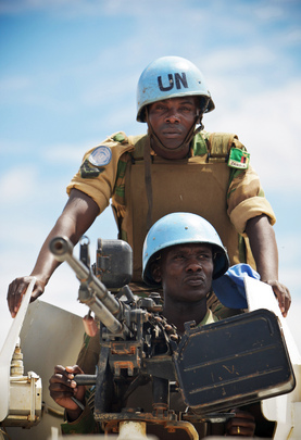 UNMIS - członkowie zambijskiego kontyngentu wojskowego przygotowują się do rozpoczęcia patrolu