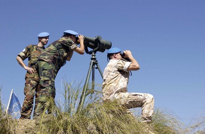 Żołnierze UNMOGIP obserwują granicę („linię kontroli”) pomiędzy Indiami a Pakistanem, 20 października 2005 r.
