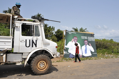 Żołnierze UNOCI zapewniają bezpieczeństwo w trakcie wyborów parlamentarnych, 26 lutego 2012 roku.