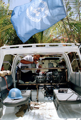UNOSOM I - uczestnik UNOSOM I instaluje radio w samochodzie pakistańskiego batalionu