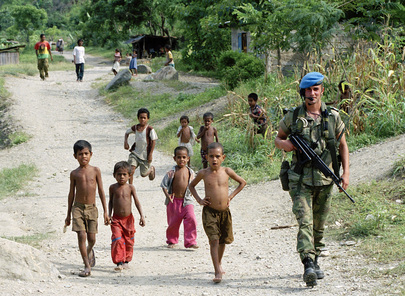 UNTAET - żołnierz portugalskiego kontyngentu UNTAET patroluje jedną z dzielnic miasta Dili, Becora.