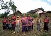 Rodzina z wioski Patzutzun, Gwatemala. (UN Photo # 187129C)